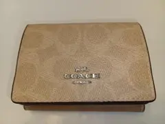 「新品 COACH 三つ折り財布 ベージュ シグネチャー 正規品」