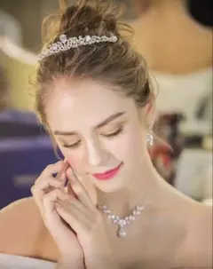 クリスタルティアラ　ウエディング　アクセサリー　ヘッドドレス　ティアラ