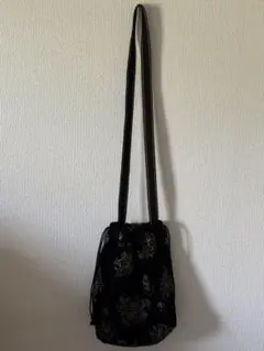 花柄刺繍の黒ショルダーバッグ