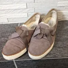 【UGG】グレー リボン付きフラットシューズ