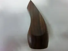 로즈우드로 만든 오키나와 산신 바치 (발톱) 는 이제 사용하지 않은 새 제품보다 연주하기 쉽습니다.