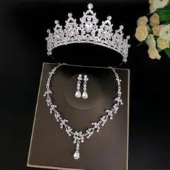 値下げしました♪(๑ᴖ◡ᴖ๑)♪ ティアラ.ネックレス.ピアス3点セット