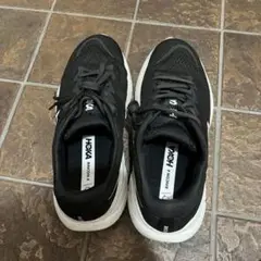 HOKA ブラック スニーカー
