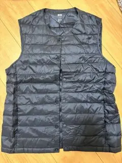 ウルトラライトダウンコンパクトVネックベスト　ユニクロ　ネイビー