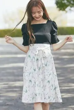 シャーリングスリーブリブカットソー×フラワープリントドッキングワンピース　白