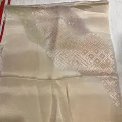 縮緬の淡いベージュの帯揚げ 幾何学模様　金糸が散らばってます　美品