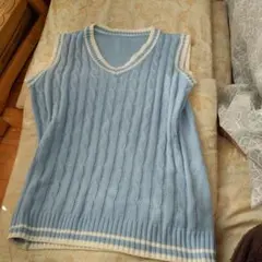 水色 ケーブル編み Vネック ニットベスト　シーン
