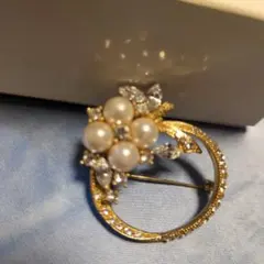 ☆処分価格〜パールとクリスタルのゴールド系ヴィンテージ風ブローチ