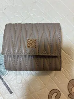 アルトローズ　キルティング 三つ折り財布 グレージュ
