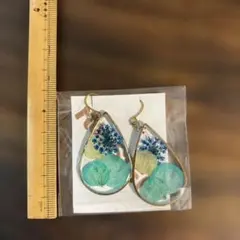 ハンドメイド　押し花入り滴型レジンピアス