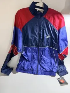 希少美品NIKE ナイロンジャケット フード付き ネイビー 赤 Sサイズ 希少美品NIKE ナイロンジャケット フード付き ネイビー 赤 Sサイズ