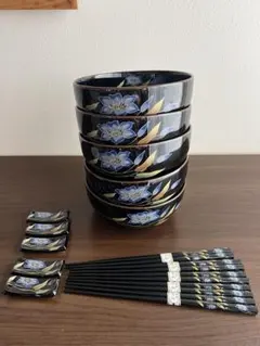 青い花模様の和食器セット　どんぶり鉢と箸置き、箸のセット