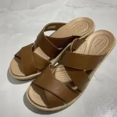 美品　クロックス　クロスバンドコンフォートサンダル　ウェッジソール　レディースのサムネイル