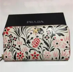 プラダ財布