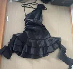 フリル付き黒ドレス