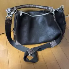 黒いレザーショルダーバッグ