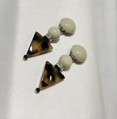 ear PAPILLONNER べっ甲柄 トライアングル イヤリングのサムネイル