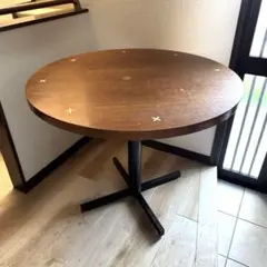 ロートアイアン（鍛鉄）の脚部と木製天板のラウンドカフェテーブル
