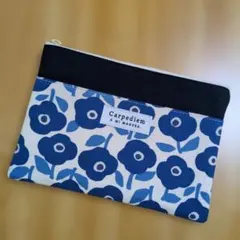 ハンドメイド　フラットポーチ　北欧風花畑　ネイビー