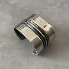 NAVAJO ナバホ Curtis Pete スタンプワークワイドバングル 重厚 - メルカリ