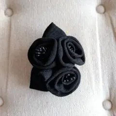 黒い花モチーフのコサージュ・ブローチ 小ぶり