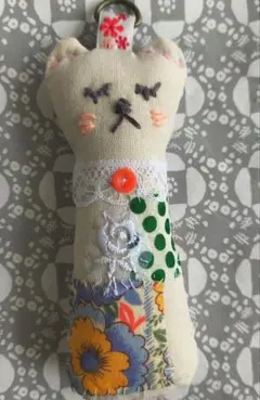 ハンドメイドザクザクパッチワークpopo白猫ちゃんキーホルダーチャームビンテージ
