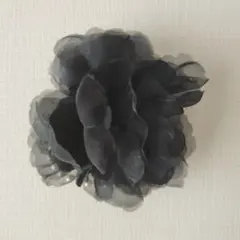 ブローチ　黒色　花モチーフ　パール付き
