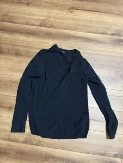 黒いクルーネックニットセーター