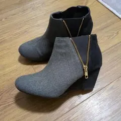 ジッパーデザイングレーと黒のブーティ