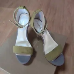 オリーブグリーンとグレーのハイヒール、サンダル、ミュール