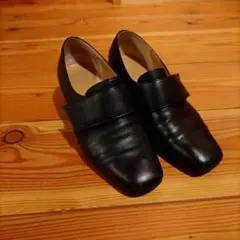 ブラックレザー ストラップパンプス 中ヒール