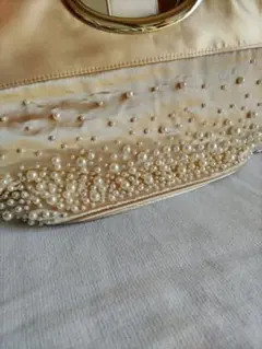 パール装飾アイボリーのパーティーバッグ