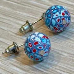 マーブル模様 スタッドピアス 青 赤