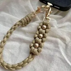 花3つ　パラコード　ハンドストラップ　ベージュ　ストラップ　スマホ