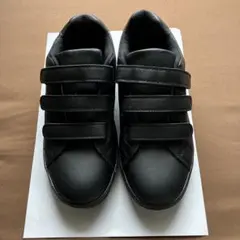 ブラック スニーカー