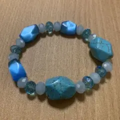 ターコイズ色と青色ビーズのブレスレット