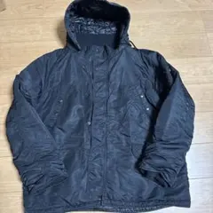 黒いダウンジャケット フード付き