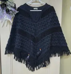 黒のフリンジ付きポンチョ