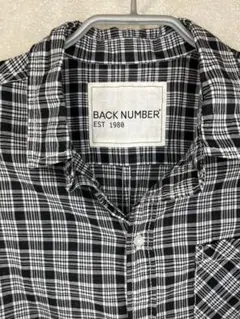 黒チェックシャツ