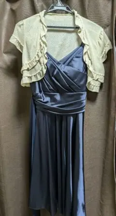 紺のドレスとゴールドのボレロ