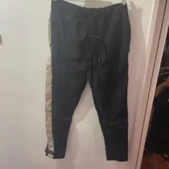 黒とベージュのスリムフィットパンツ