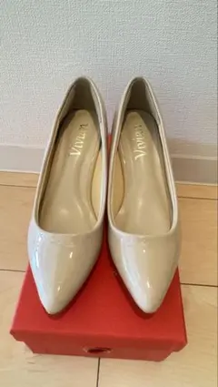 Vivian パンプス ベージュ エナメル調のサムネイル