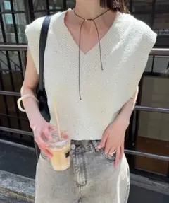 新品タグ付き mystic スパンコールニットベスト アイボリー ショート丈