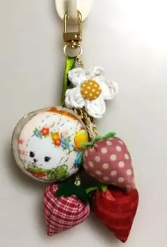 ★イチゴとマカロンポーチの布製チャーム★ハンドメイド
