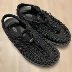 KEEN ブラック サンダル 編み込みデザイン