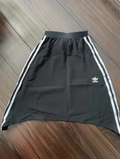 k*)様 adidas ブラック スカート 110cmのサムネイル