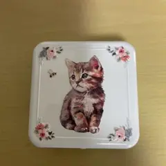猫のイラスト入り金属缶