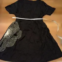 黒 花刺繍 半袖ひざ丈ワンピース