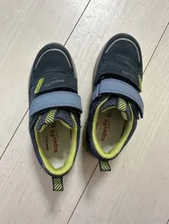 美品・送料込　キッズ　superfit スニーカー 28サイズのサムネイル