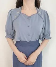 an another angelus ダイヤ開きローズ刺繍ブラウス サックス Fのサムネイル